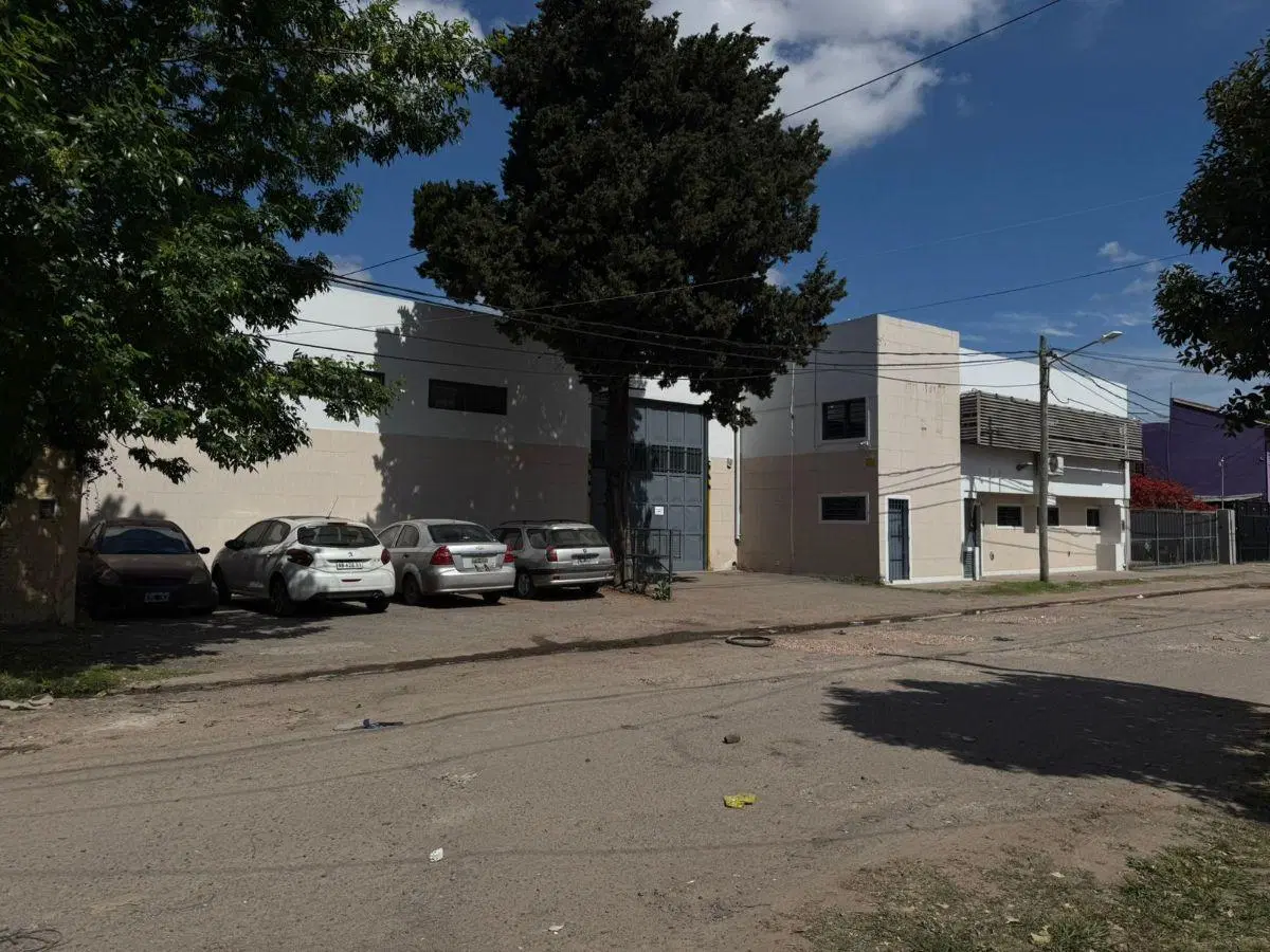 EXCELENTE GALPÓN/DEPÓSITO 1000M2 - UBICACIÓN EXTRATÉGICA 200M ACCESO OESTE - ZONIFICACIÓN INDUSTRIAL 1