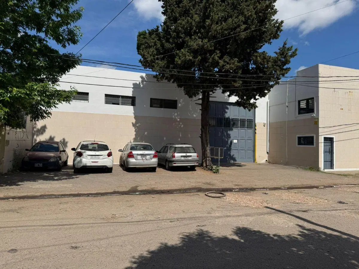 EXCELENTE GALPÓN/DEPÓSITO 1000M2 - UBICACIÓN EXTRATÉGICA 200M ACCESO OESTE - ZONIFICACIÓN INDUSTRIAL 4