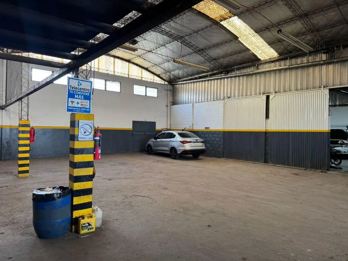 EXCELENTE GALPÓN/DEPÓSITO 1000M2 - UBICACIÓN EXTRATÉGICA 200M ACCESO OESTE - ZONIFICACIÓN INDUSTRIAL 2