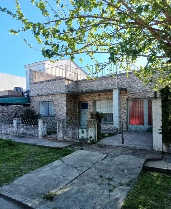Foto de Casa En Venta En Castelar Norte Con Terraza Y Cochera, imagen 1