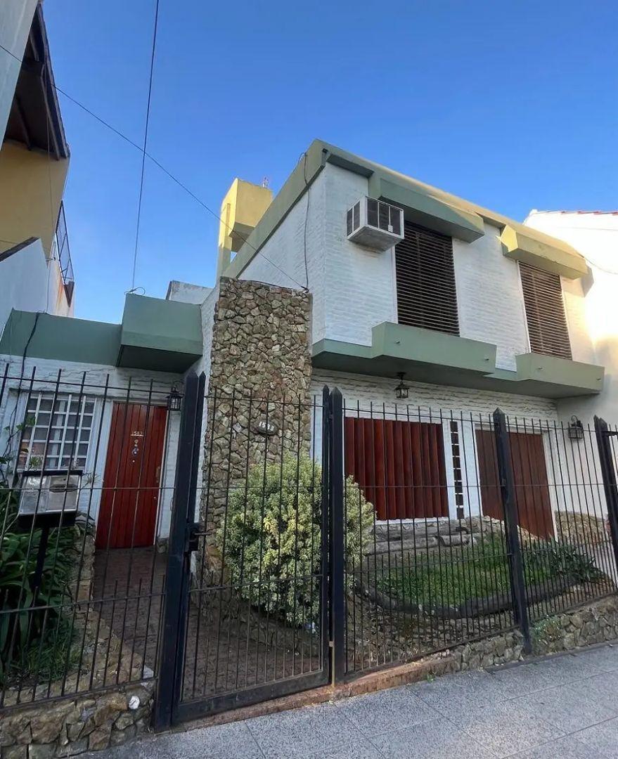 Foto de Casa En Venta En Castelar Con Jardín Y Terraza, imagen 1