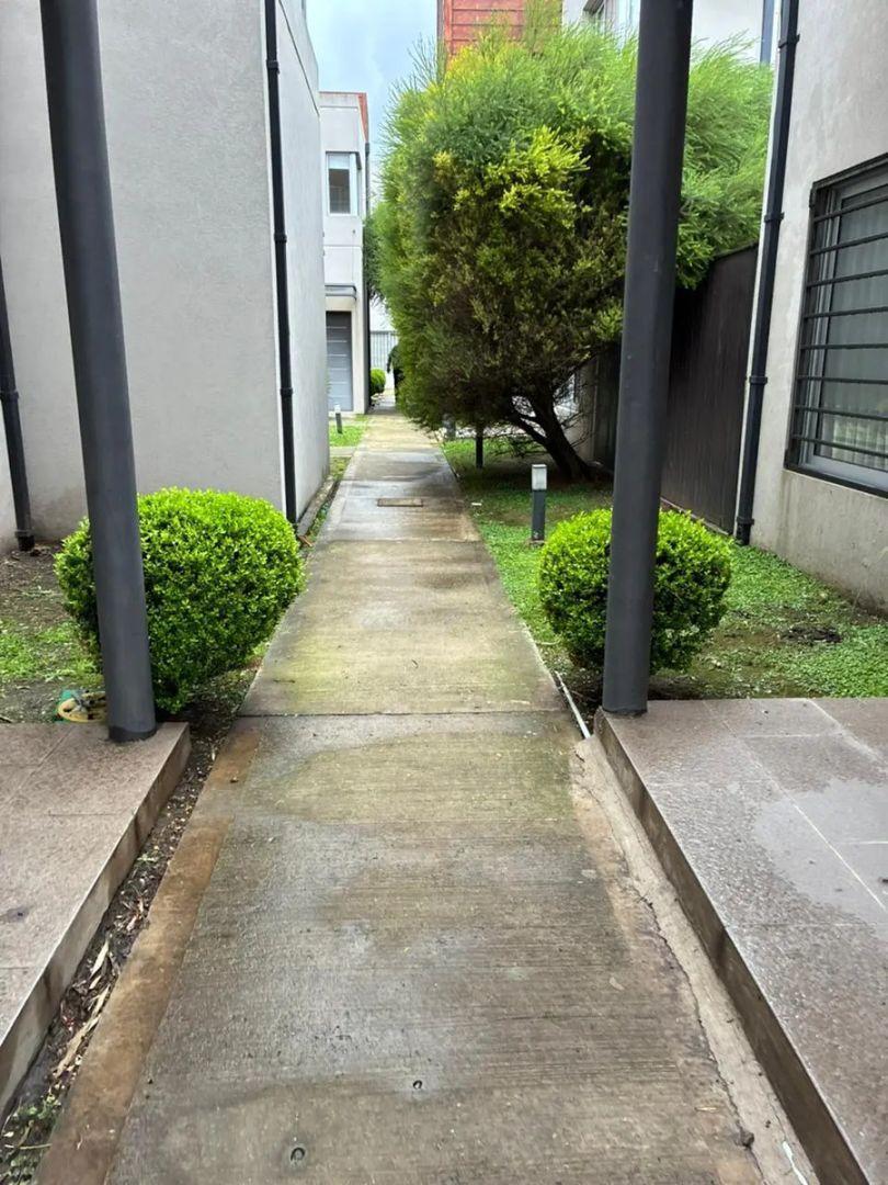 Foto de Duplex Tres Ambientes En Condominio Con Cochera Descubierta, imagen 3