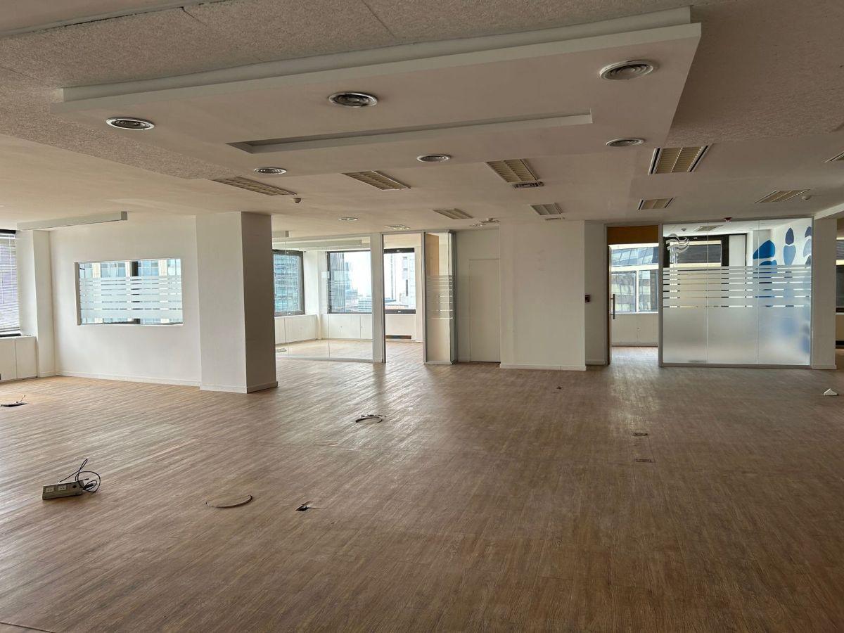 Oficina de 900m2 en piso alto con vistas abiertas- Av Alem 1110
