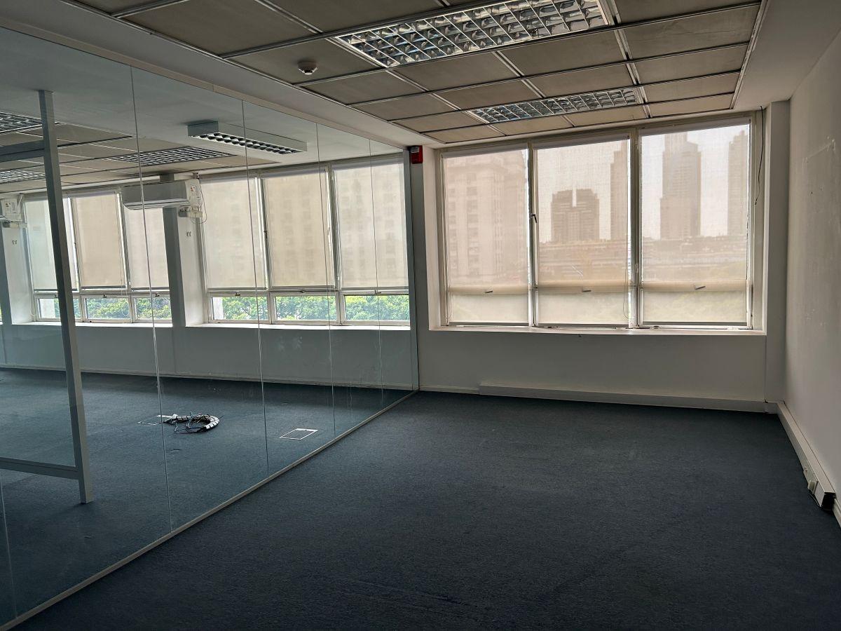 Foto de Muy buena oficina de 620m2 muy luminosa con vista al río!, imagen 5