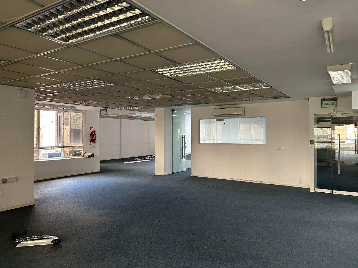 Foto de Muy buena oficina de 620m2 muy luminosa con vista al río!, imagen 3