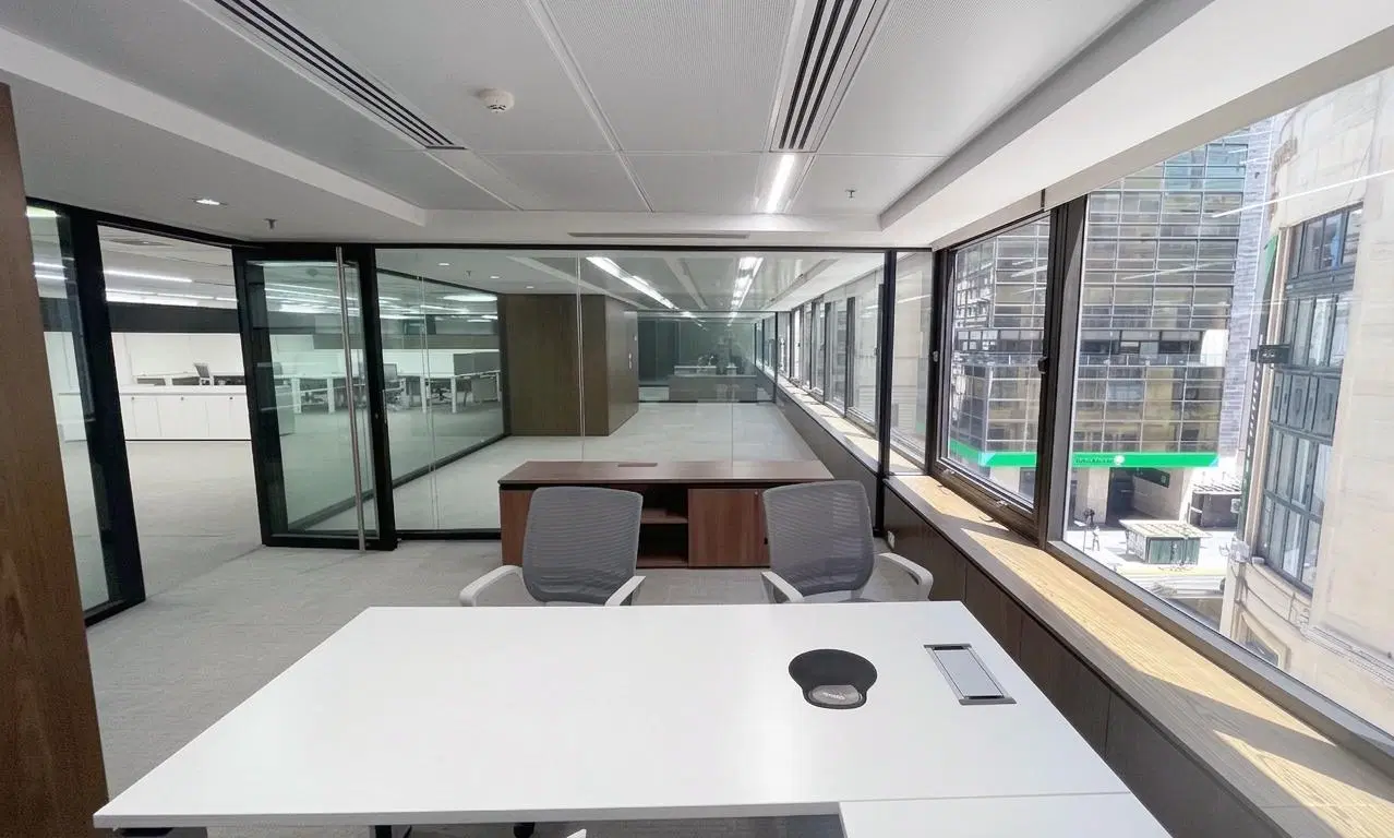 OFICINA AMOBLADA LISTA PARA OCUPAR EN EDIFICIO CORPORATIVO 4