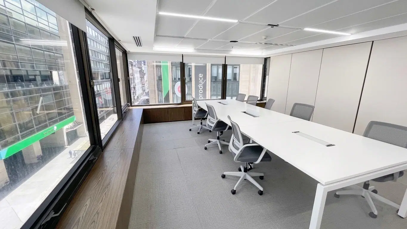OFICINA AMOBLADA LISTA PARA OCUPAR EN EDIFICIO CORPORATIVO 5