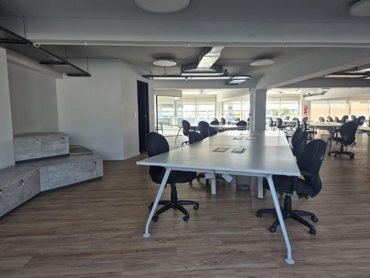 Oficina de 374m2 totalmente amoblada y equipada. Lista para ingresar!! Monto locativo All Inclusive