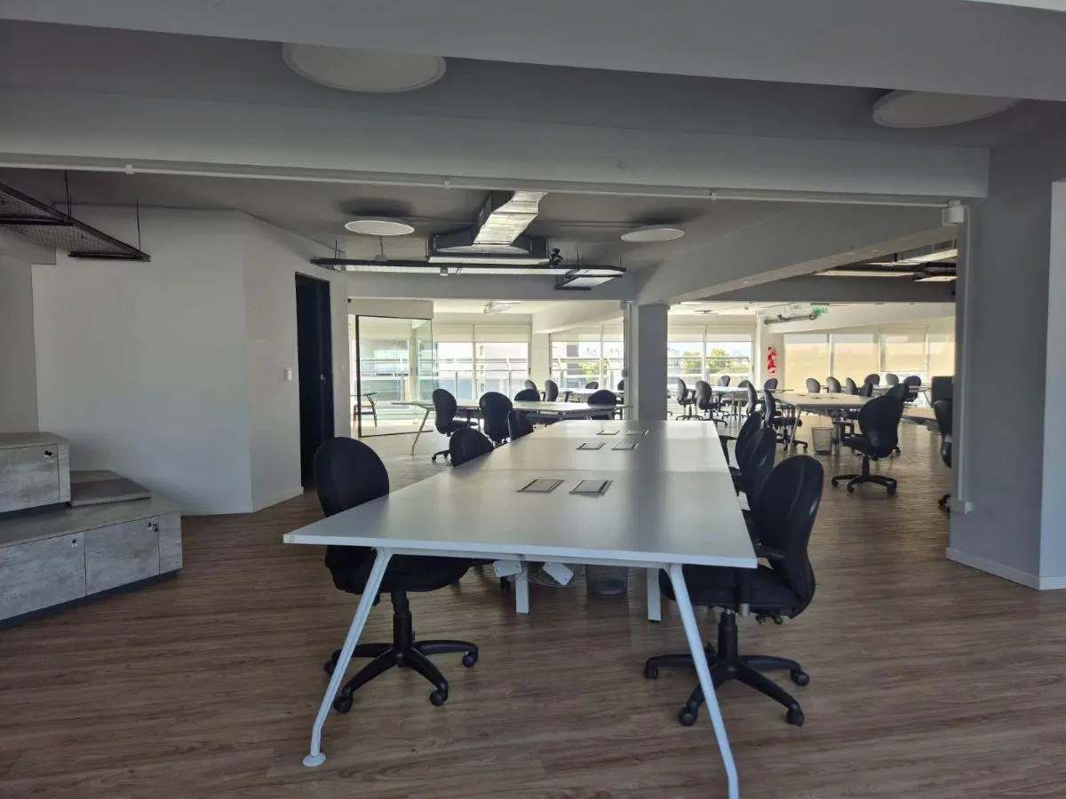Oficina de 374m2 totalmente amoblada y equipada. Lista para ingresar!! Monto locativo All Inclusive 5