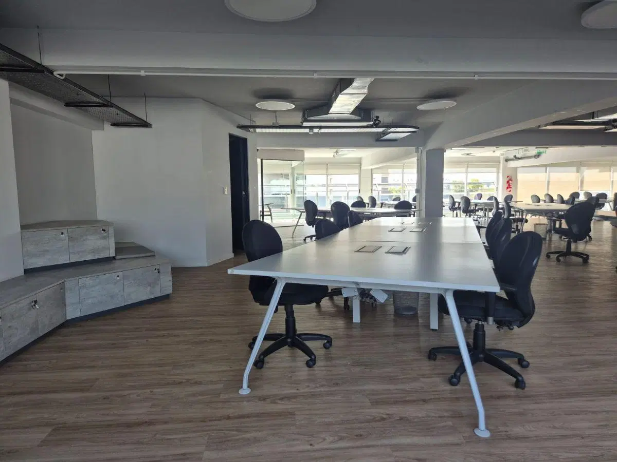 Oficina de 374m2 totalmente amoblada y equipada. Lista para ingresar!! Monto locativo All Inclusive 4