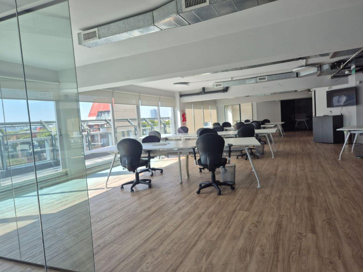 Oficina de 374m2 totalmente amoblada y equipada. Lista para ingresar!! Monto locativo All Inclusive