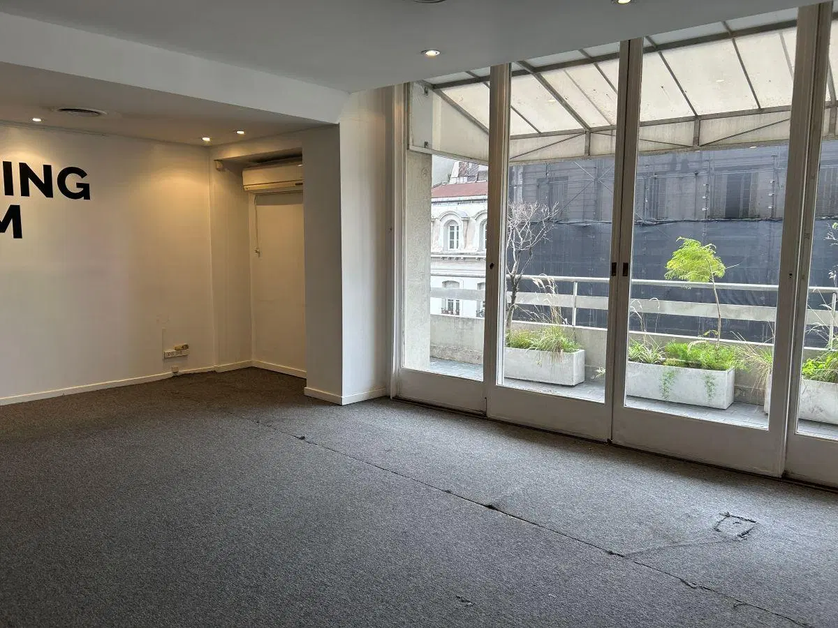 Oficina en semipiso con balcón al frente. Vistas abiertas!!! 5