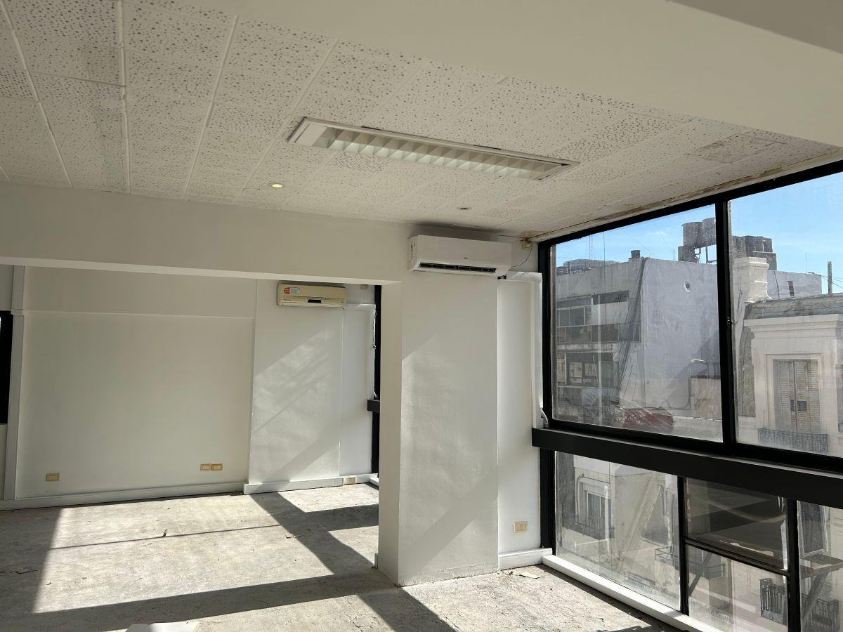 Foto de Venta o Alquiler. Oficina reciclada a una cuadra de Plaza San Martin, imagen 1