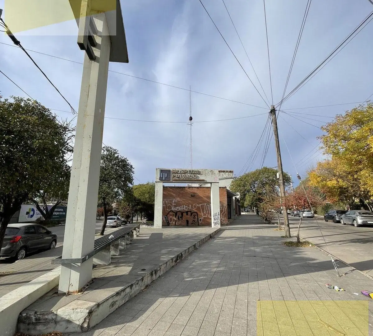 Gran inmueble en alquiler. Ex Privadito del Cerro de las Rosas, esquina Hugo Wast y Luis José de Tej 4