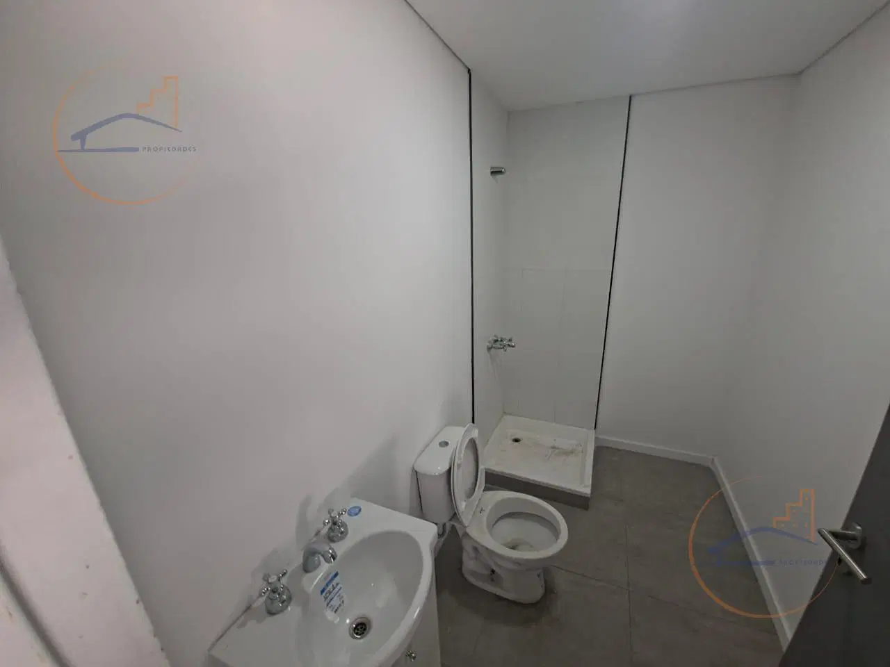 Depósitos en VENTA Y ALQUILER. Camino del Buen Ayre, bajada Debenedetti. San Martín 5