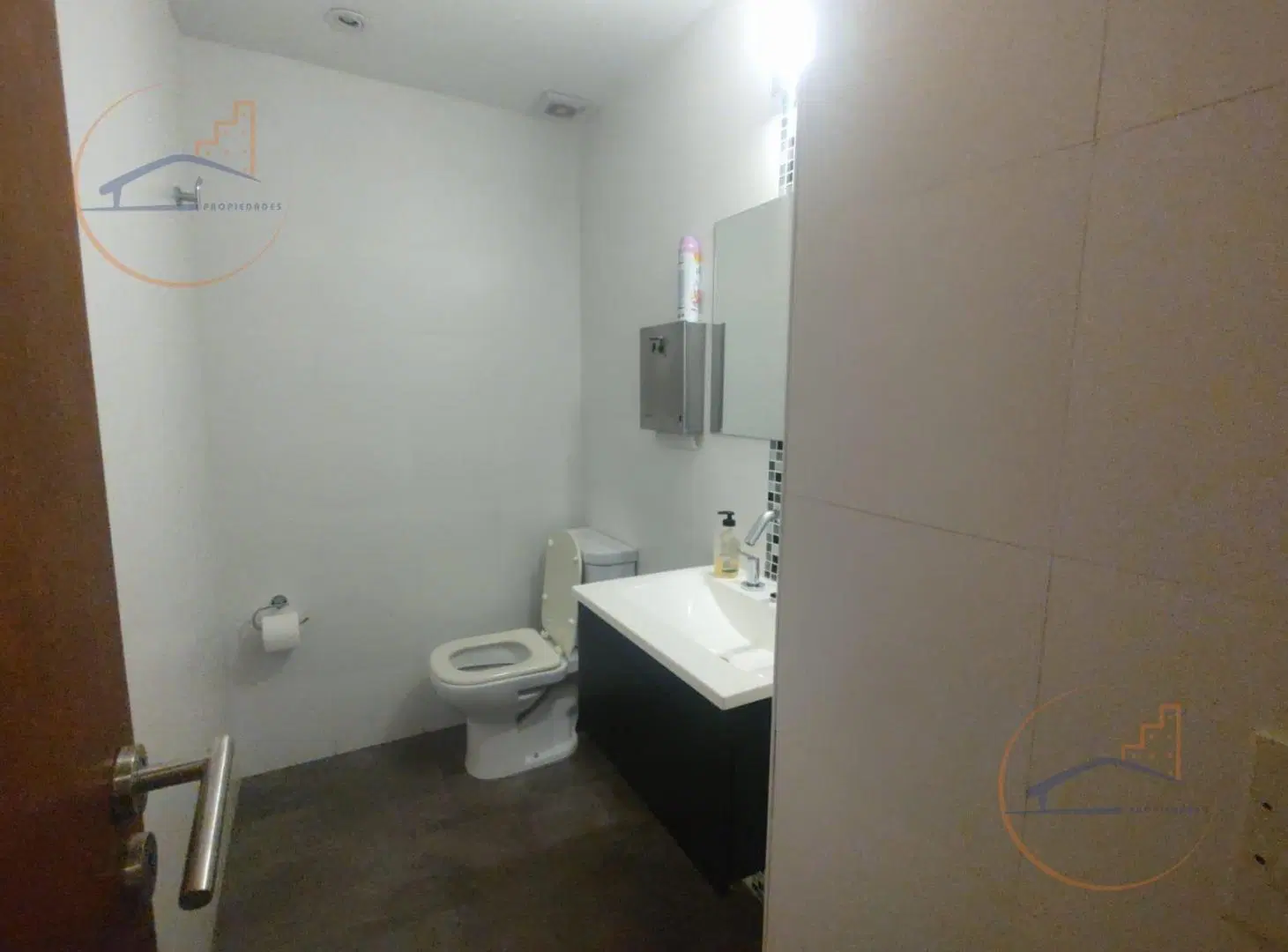 VENDO OFICINA DE 50 M2 EN EXCELENTE ESTADO. BARRIO NORTE 5