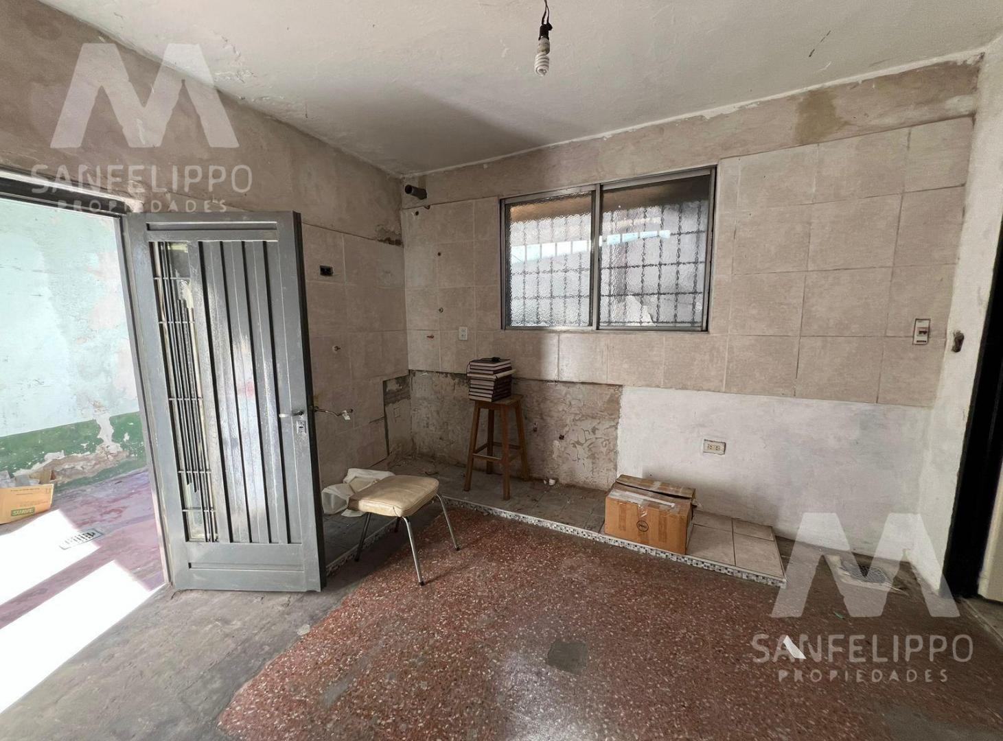 Foto de Galpón con vivienda a refaccionar en Wilde, Avellaneda, imagen 1