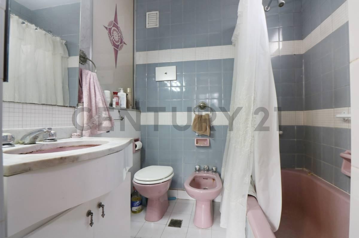 Foto de VENTA DEPARTAMENTO CUATRO AMBIENTES C/ DEPENDENCIA EN FLORES, imagen 4