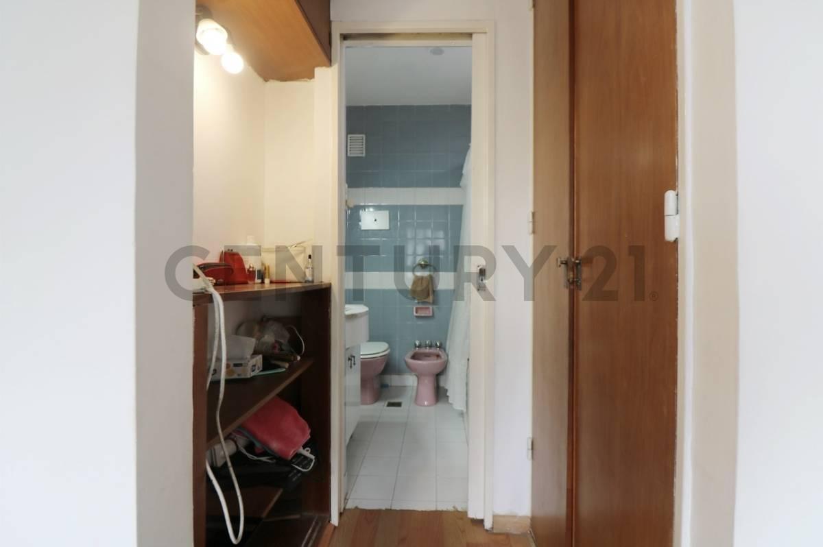 Foto de VENTA DEPARTAMENTO CUATRO AMBIENTES C/ DEPENDENCIA EN FLORES, imagen 5