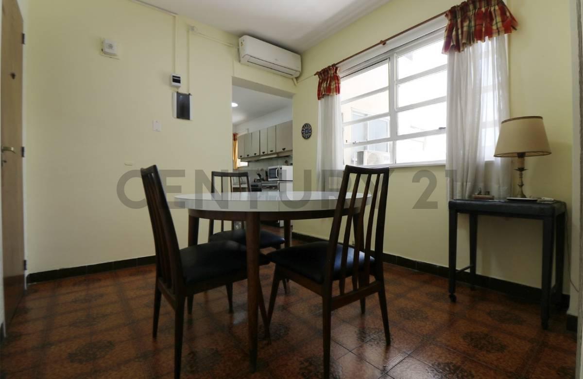 Foto de VENTA DEPARTAMENTO CUATRO AMBIENTES C/ DEPENDENCIA EN FLORES, imagen 2