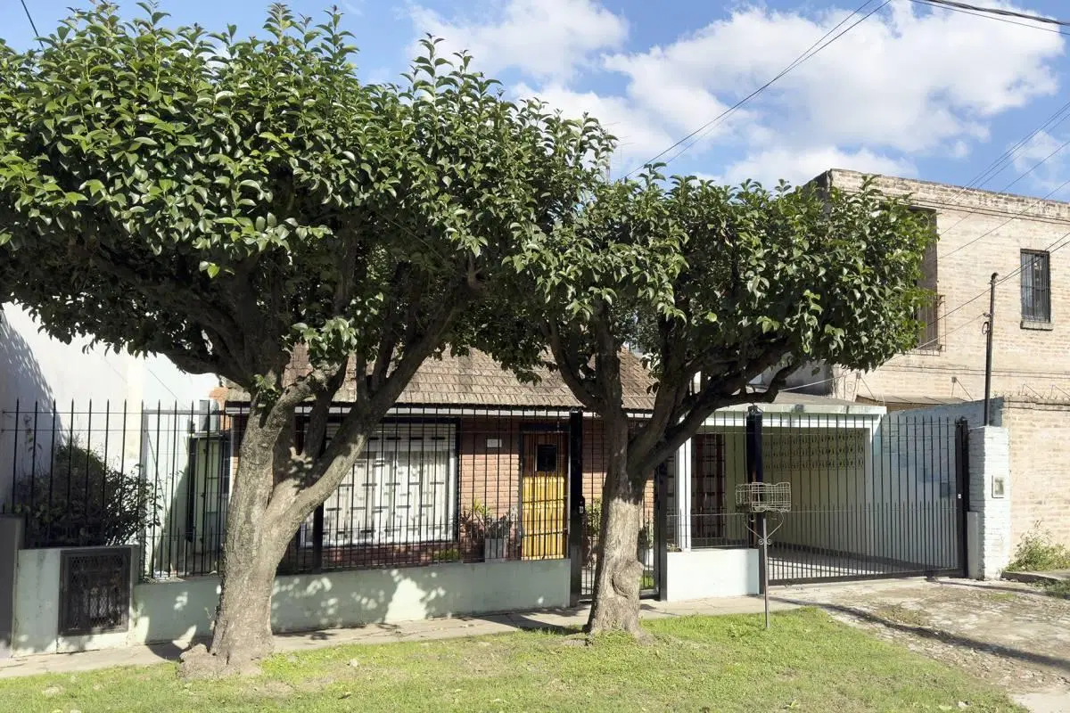 VENTA  CASA DE 4 DORMITORIOS EN LONGCHAMPS - PILETA  - PATIO + DEPARTAMENTO 3 AMBIENTES 5