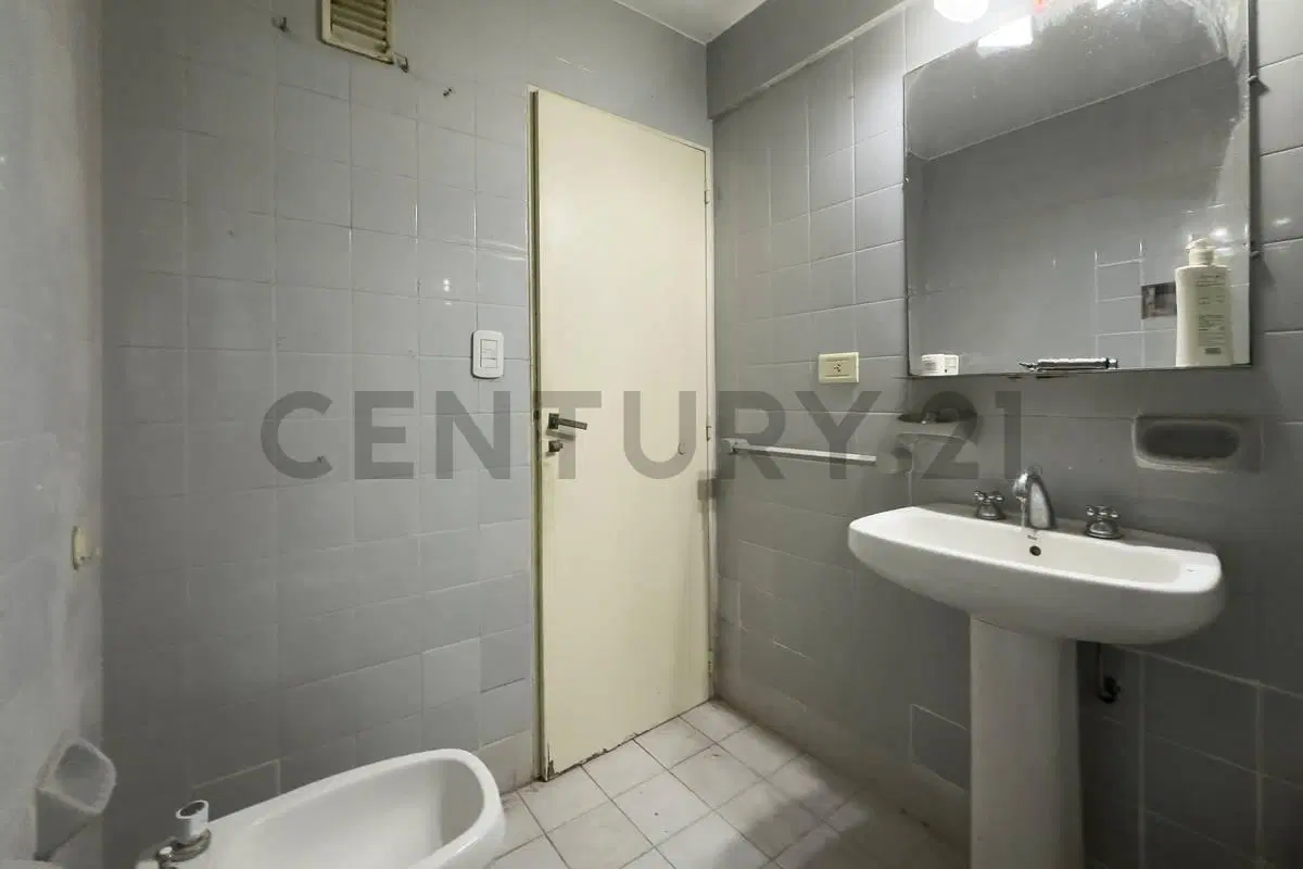 Venta de departamento 2 ambientes con balcón. Vista abierta. Flores Norte 3