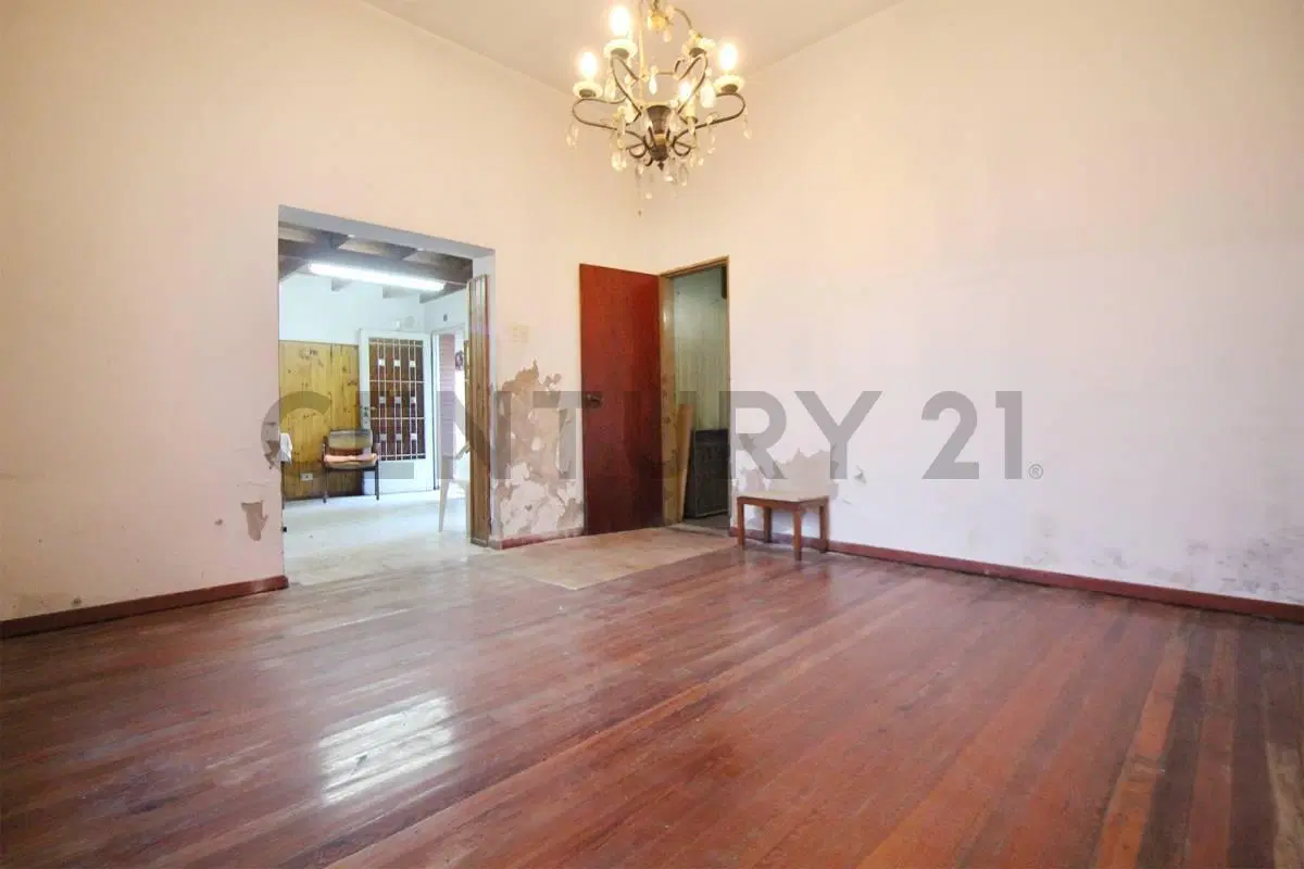 Venta Casa 5 ambientes c/ Local en Mataderos 4