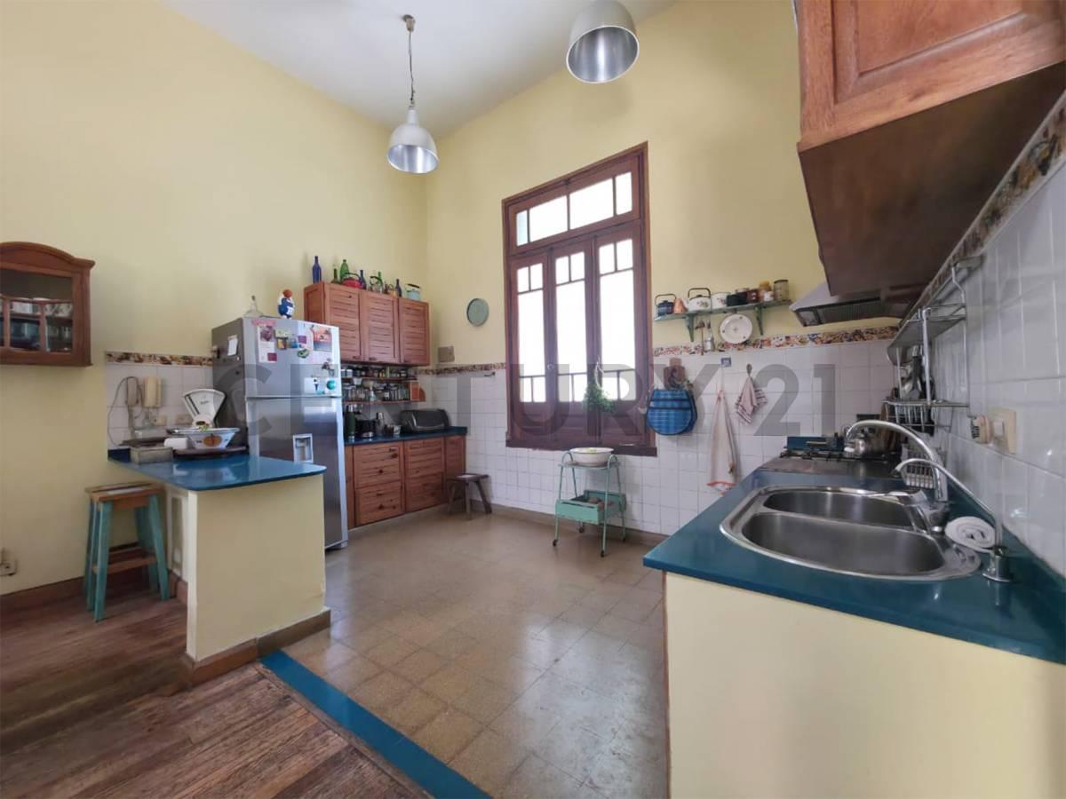 Foto de VENTA CASA SOBRE LOTE PROPIO DE CINCO AMBIENTES EN COLEGIALES, imagen 4