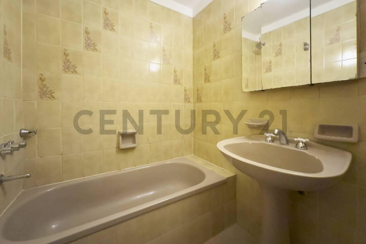Foto de VENTA DEPARTAMENTO DE 3 AMBIENTES + DEPENDENCIA + LAVADERO / APTO, imagen 3