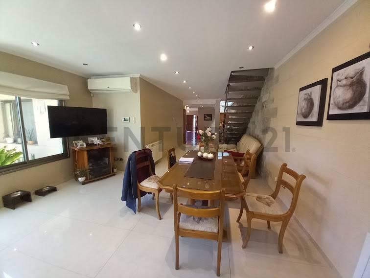 Foto de VENTA CASA 7 AMBIENTES C/ JARDIN y PILETA en SAN ISIDRO, imagen 3