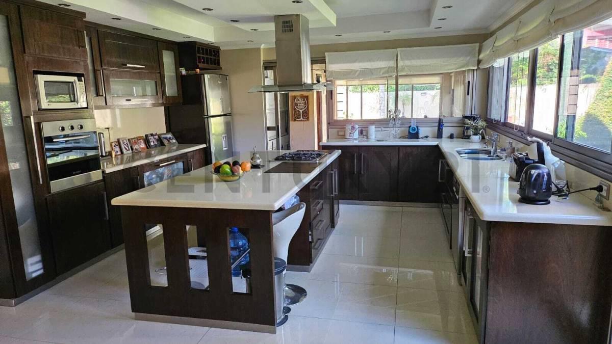 Foto de VENTA CASA 7 AMBIENTES C/ JARDIN y PILETA en SAN ISIDRO, imagen 2