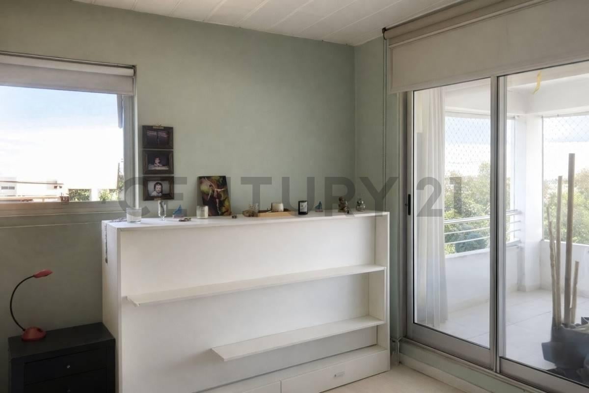 Foto de Venta Departamento Semipiso 4 ambientes con cochera en Versalles, imagen 2