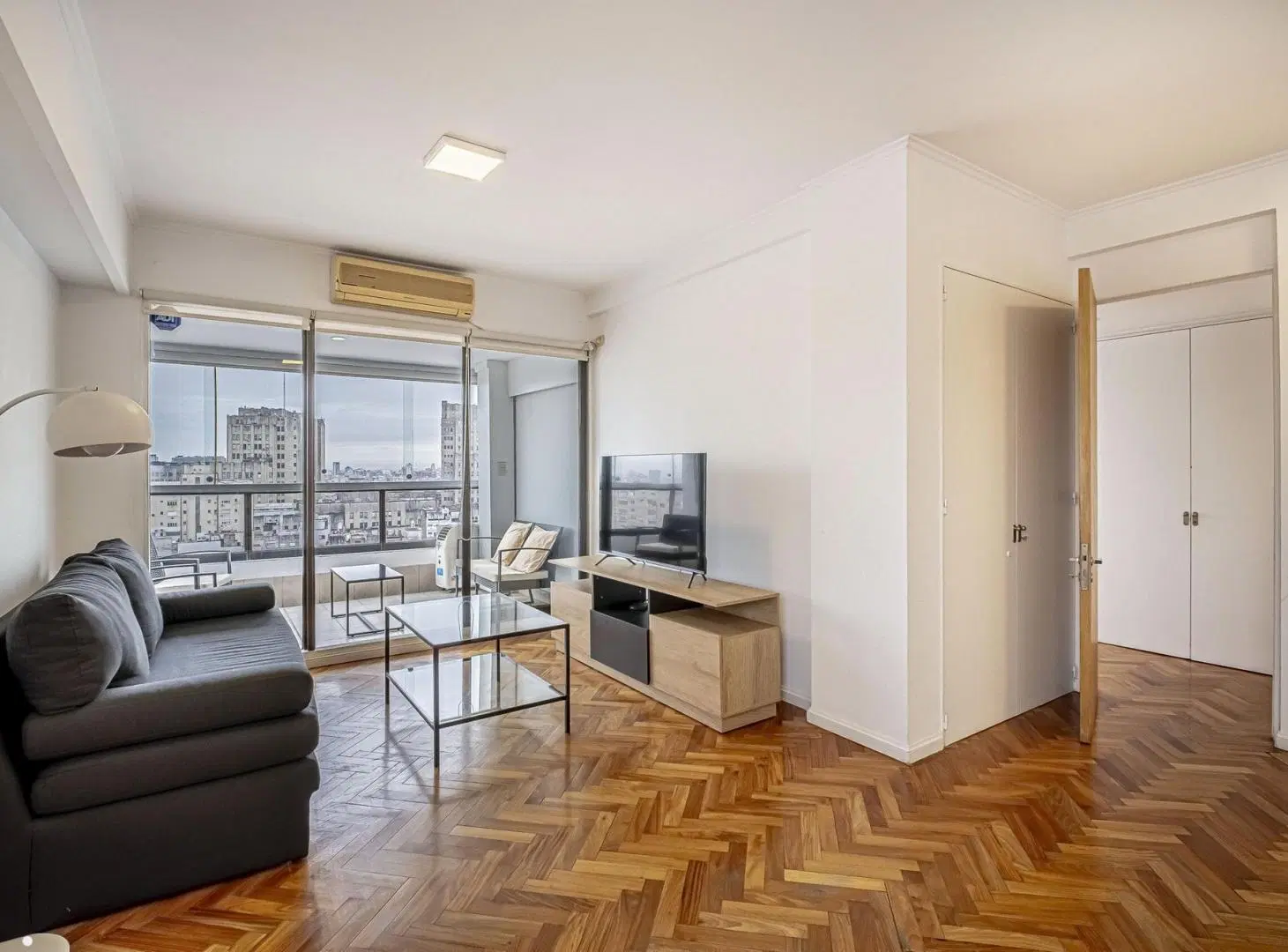 Alquiler 2 Ambientes 70m² cochera Amoblado Piso Alto Vista Amenities Seguridad 2