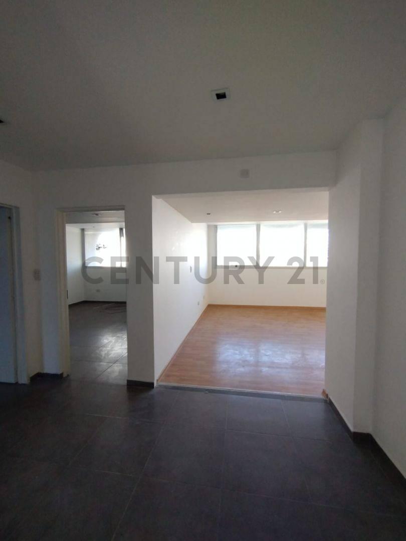 Venta Oficina Comercial excelente Ubicación: Calle 13 Entre 38 y 39, 1° Piso Al Frentecara 5