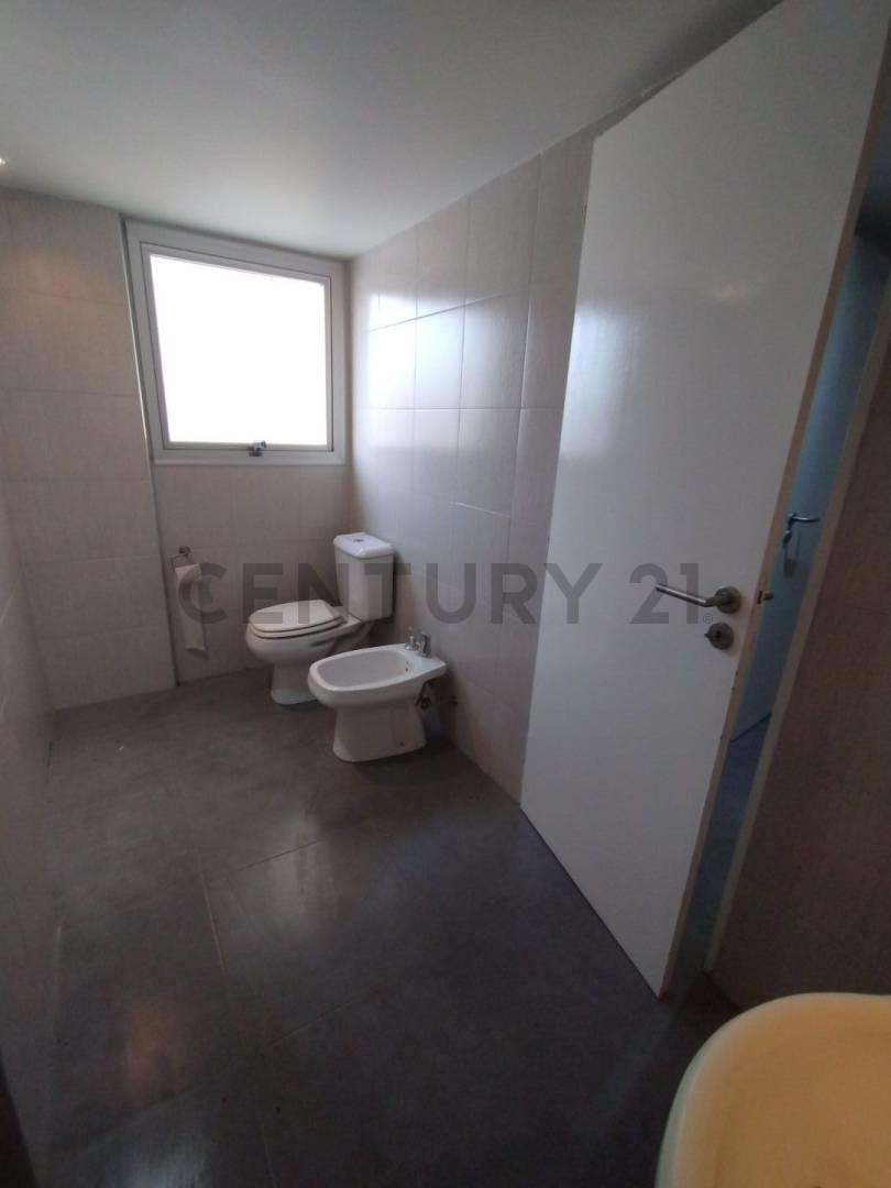 Venta Oficina Comercial excelente Ubicación: Calle 13 Entre 38 y 39, 1° Piso Al Frentecara 2