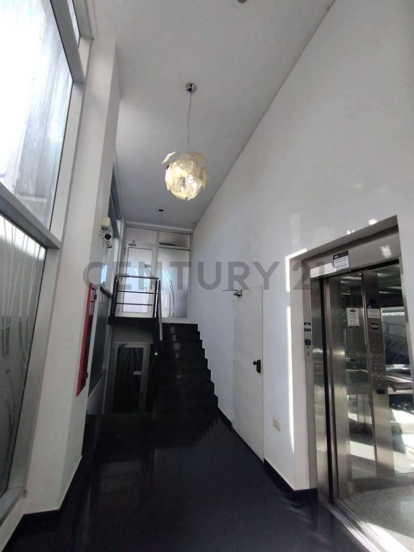 Venta Oficina Comercial excelente Ubicación: Calle 13 Entre 38 y 39, 1° Piso Al Frentecara 2