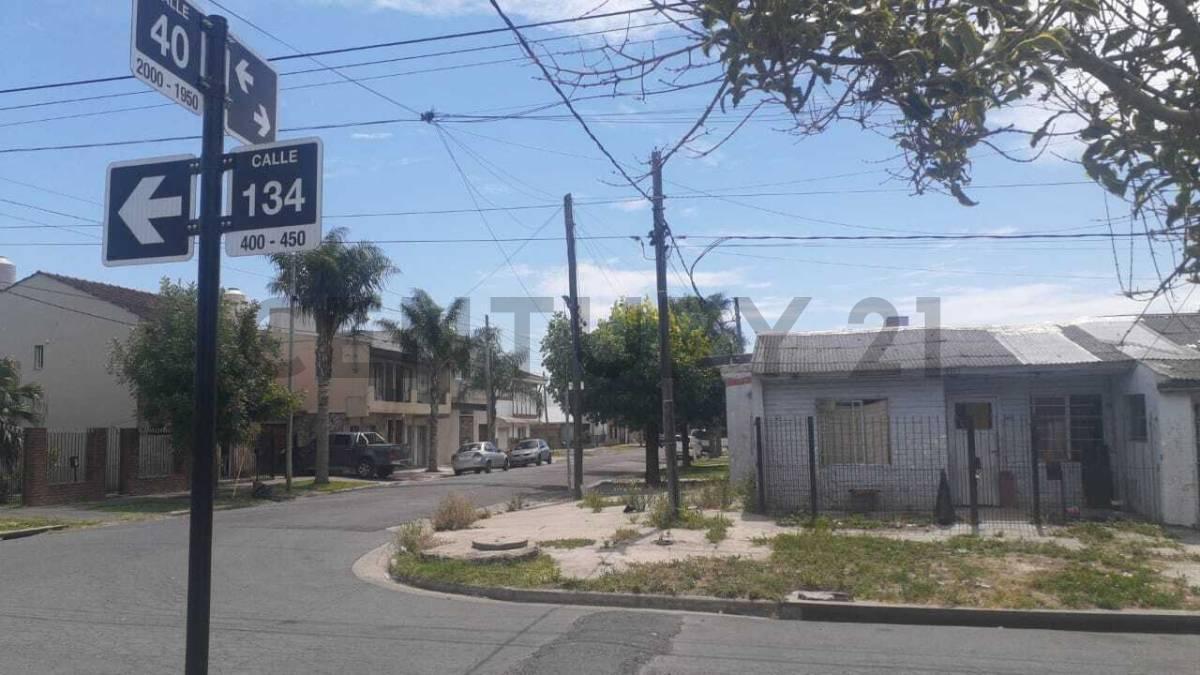 Lote en esquina con construcciones – 40 y 134 San Carlos La Plata  | Ideal inversión
