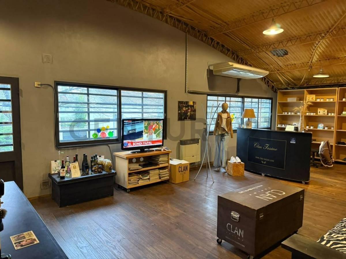 Foto de EXCELENTE INMUEBLE INDUSTRIAL Y COMERCIAL DE 700 M² EN UBICACIÓN, imagen 2