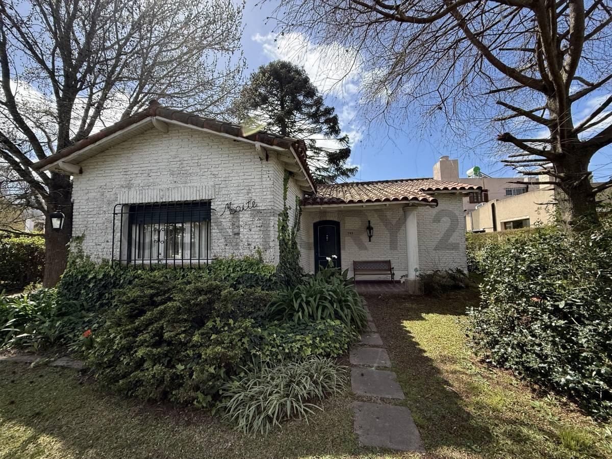 Foto de VENTA DE CASA EN CITY BELL, ENTRE CAMINOS CON GRAN PARQUE, imagen 1