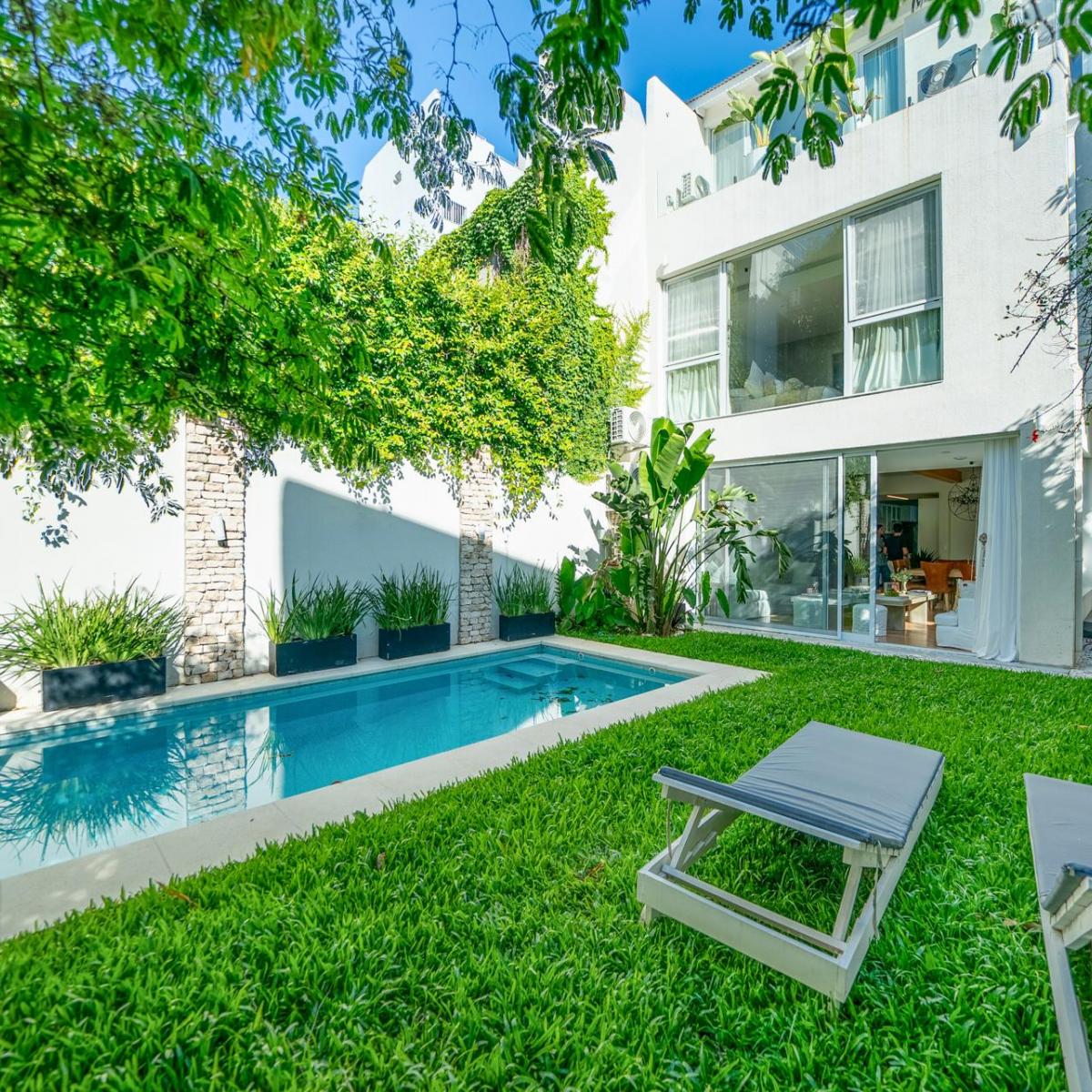Hermosa Casa en Venta con Renta - 9 Ambientes - Jardin –piscina - Cocheras - Belgrano R 2