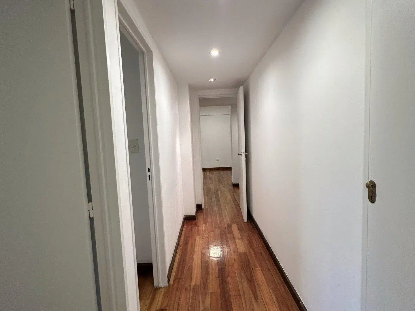 Alquiler sin muebles - Con cochera fija 1