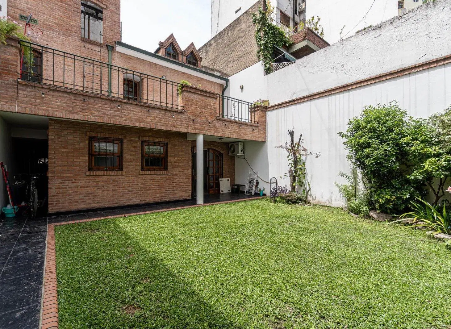 Casa - A m Parque Centenario - Jardín - Cochera 1