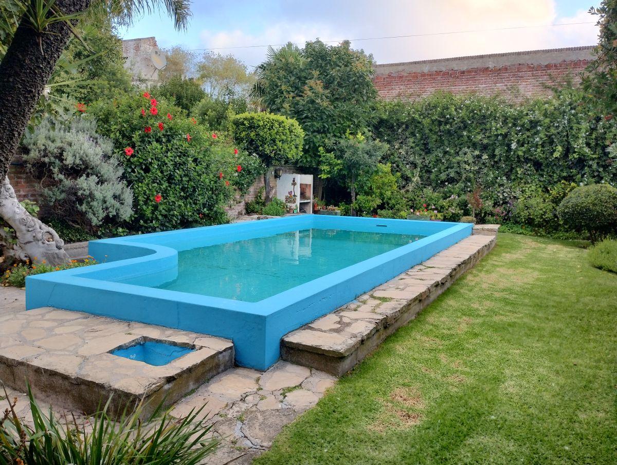 Chalet 2 plantas SAN CARLOS sobre Paso y Mendoza 5 ambientes, 4 baños, garaje doble PARQUE y PILETA