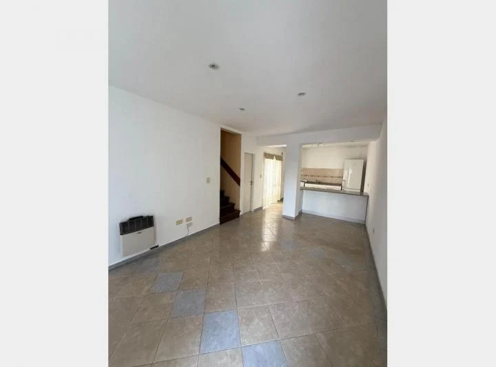 Triplex de 5 amb con cochera, apto crédito, en venta, Ituzaingo 2
