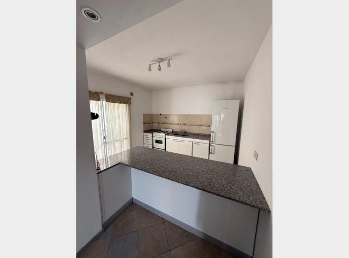 Triplex de 5 amb con cochera, apto crédito, en venta, Ituzaingo 5