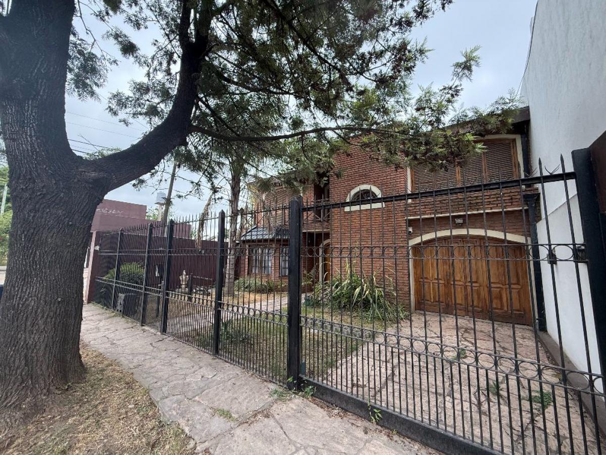 Casa Quinta de 5 amb a modernizar con pileta en venta, Villa Udaondo