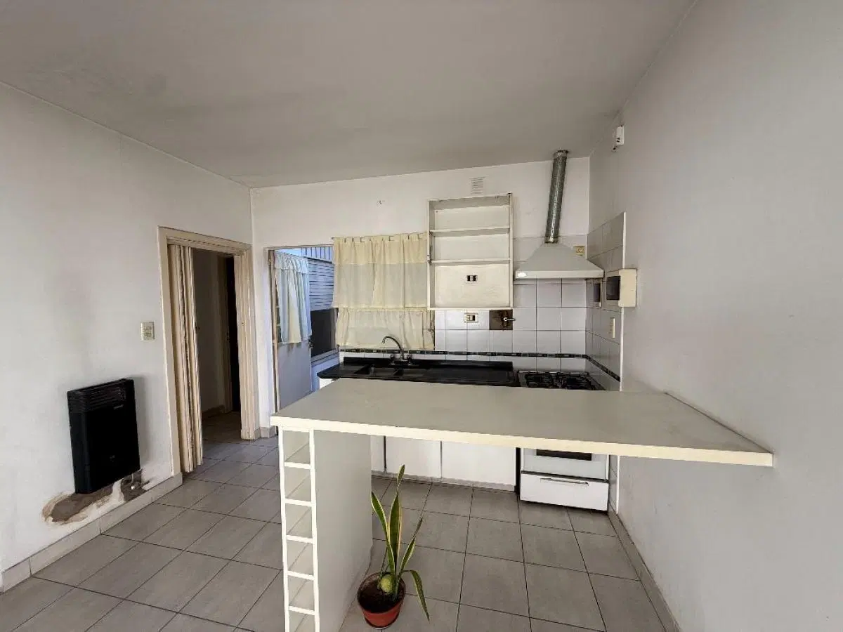Ph de 3 amb con cochera descubierta, apto crédito, en venta. Haedo 4
