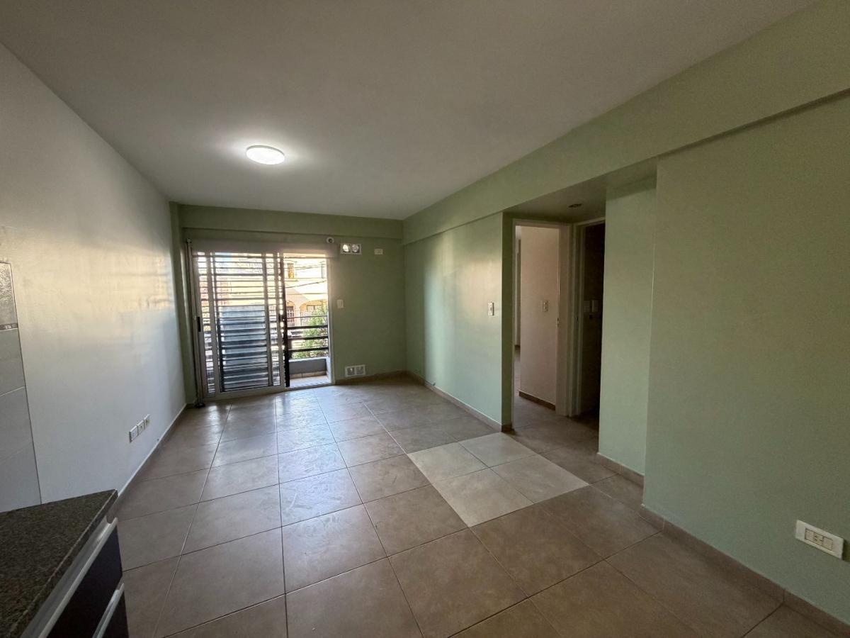 Foto de Departamento de 2 amb, al frente, con balcón, en alquiler, Haedo, imagen 3