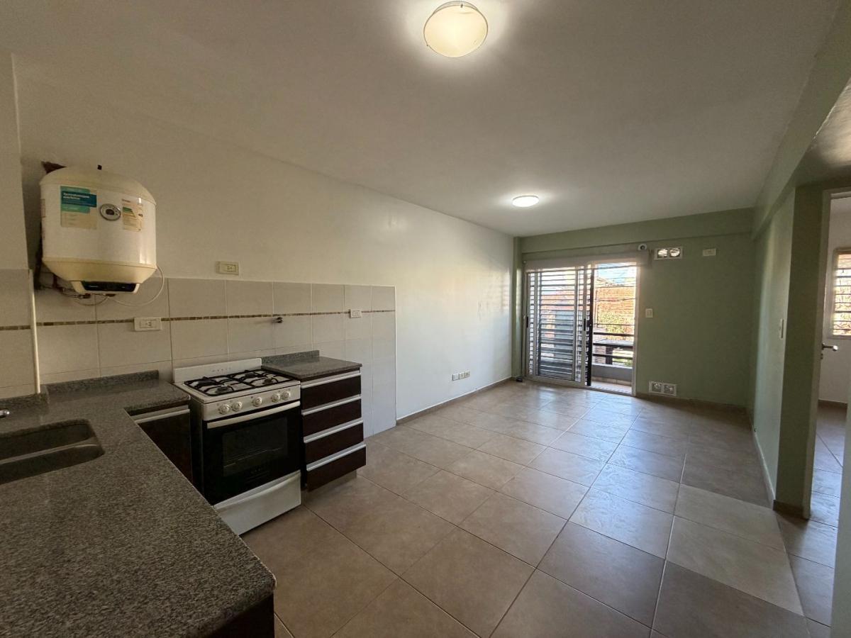 Foto de Departamento de 2 amb, al frente, con balcón, en alquiler, Haedo, imagen 4
