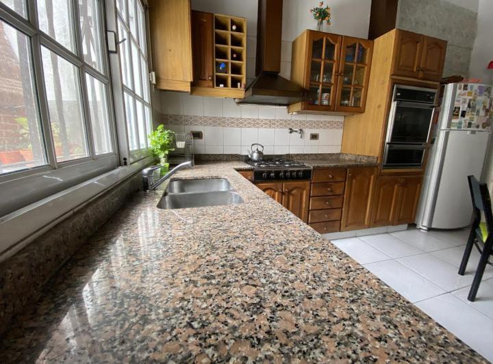 Casa 5 ambientes con patio, terraza y cochera - Acepta propiedad menor valor 5